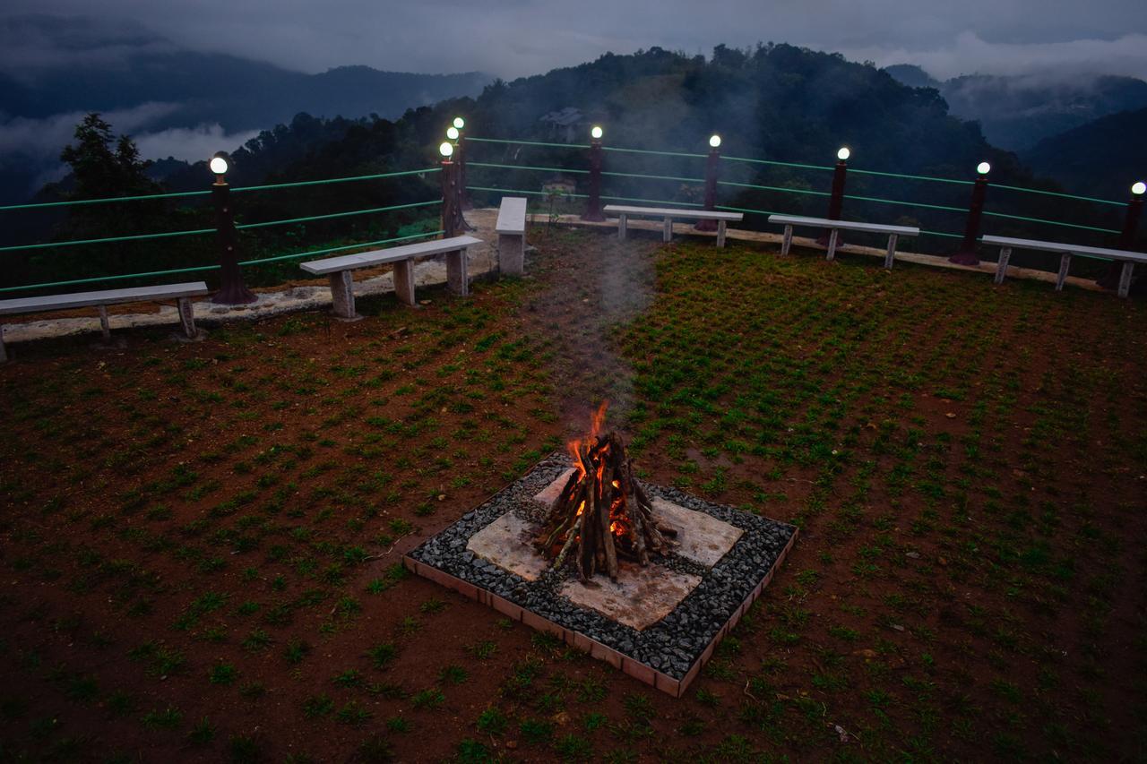 Misty Hill Pirmed Bagian luar foto